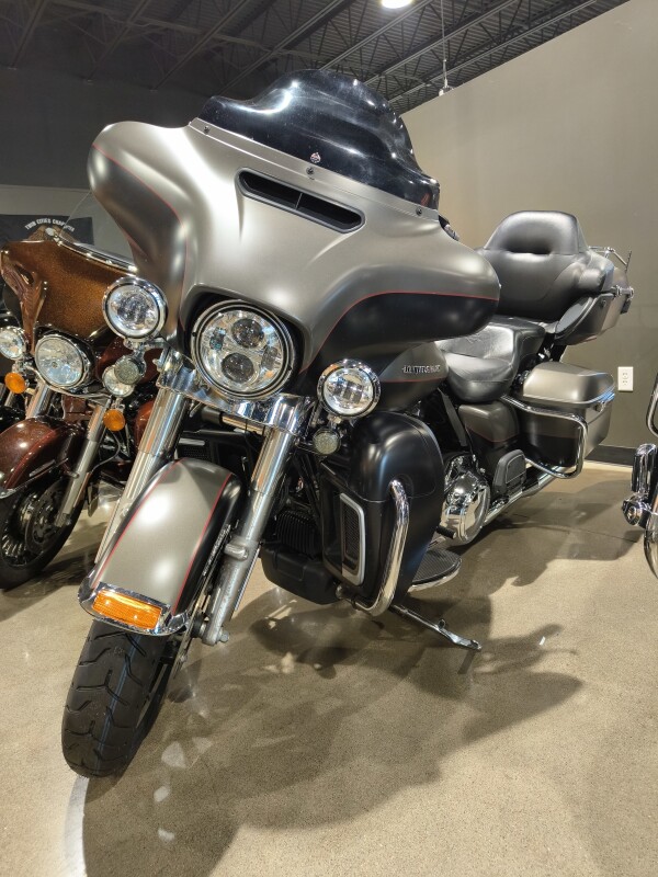 2018 Harley-Davidson Ultra Limited Industrial Gray Denim/Black Denim - Photo 2
