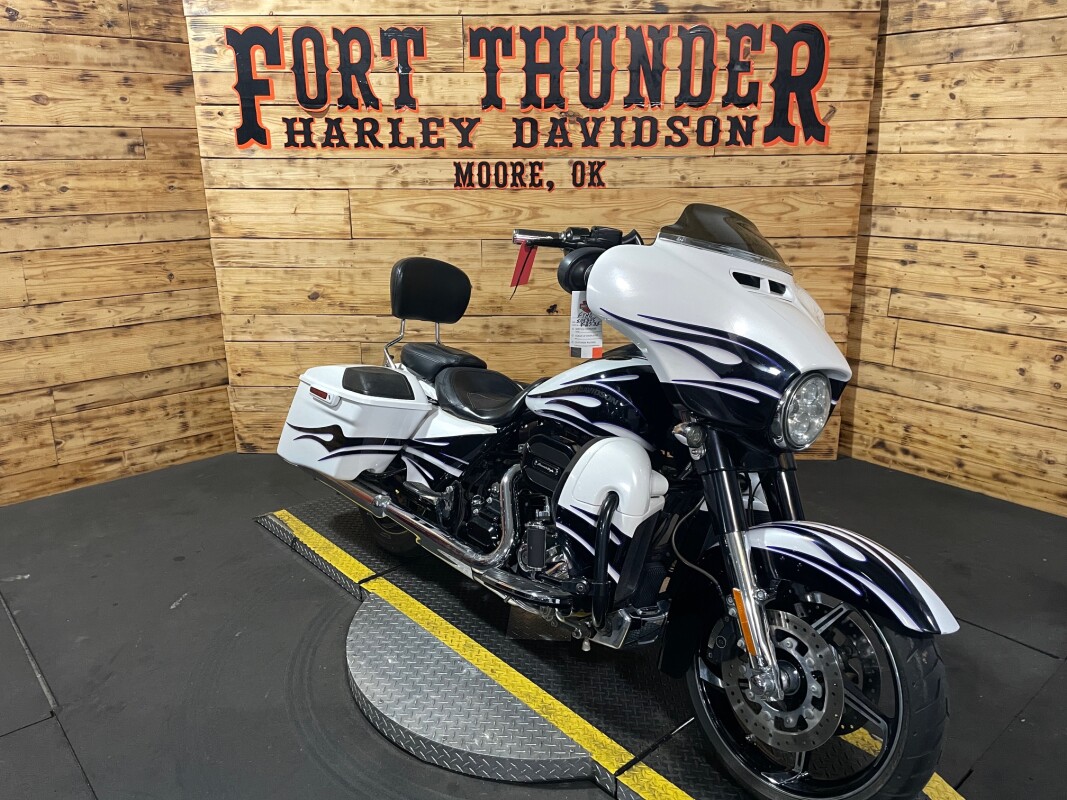 Harley-Davidson CVO Street Glide 2016 FLHXSE White Amethyst with Black Licorice Flames - Photo 3