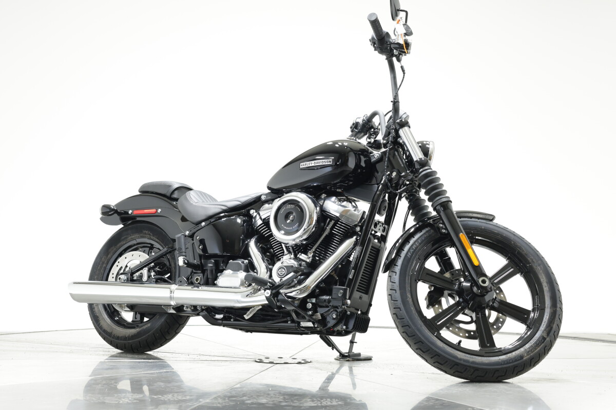 2025 Harley-Davidson FXBB Street Bob in Vivid Black with 10 miles - Photo 2
