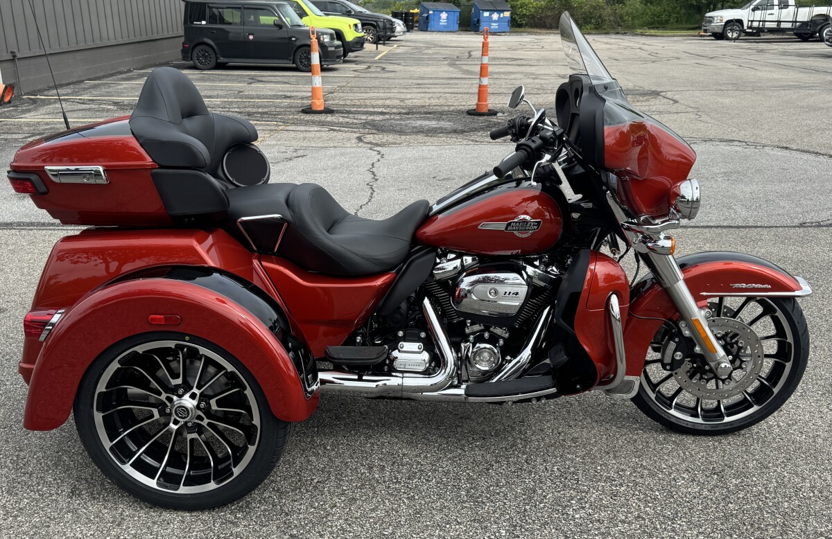 2025 Harley-Davidson Tri Glide Ultra FLHTCUTG WHISKY FIRE/BLK W/ PINSTRIP