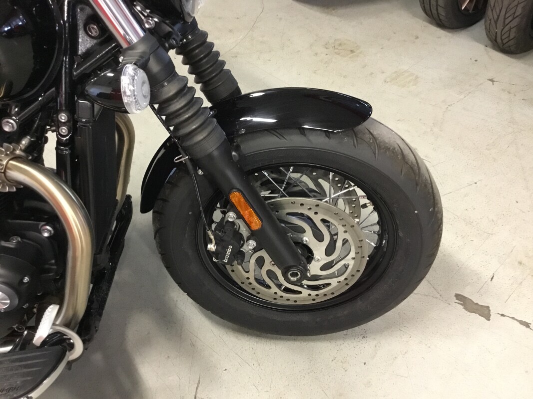 2023 Triumph Bonneville Bobber Chrome Edition Black - Photo 3