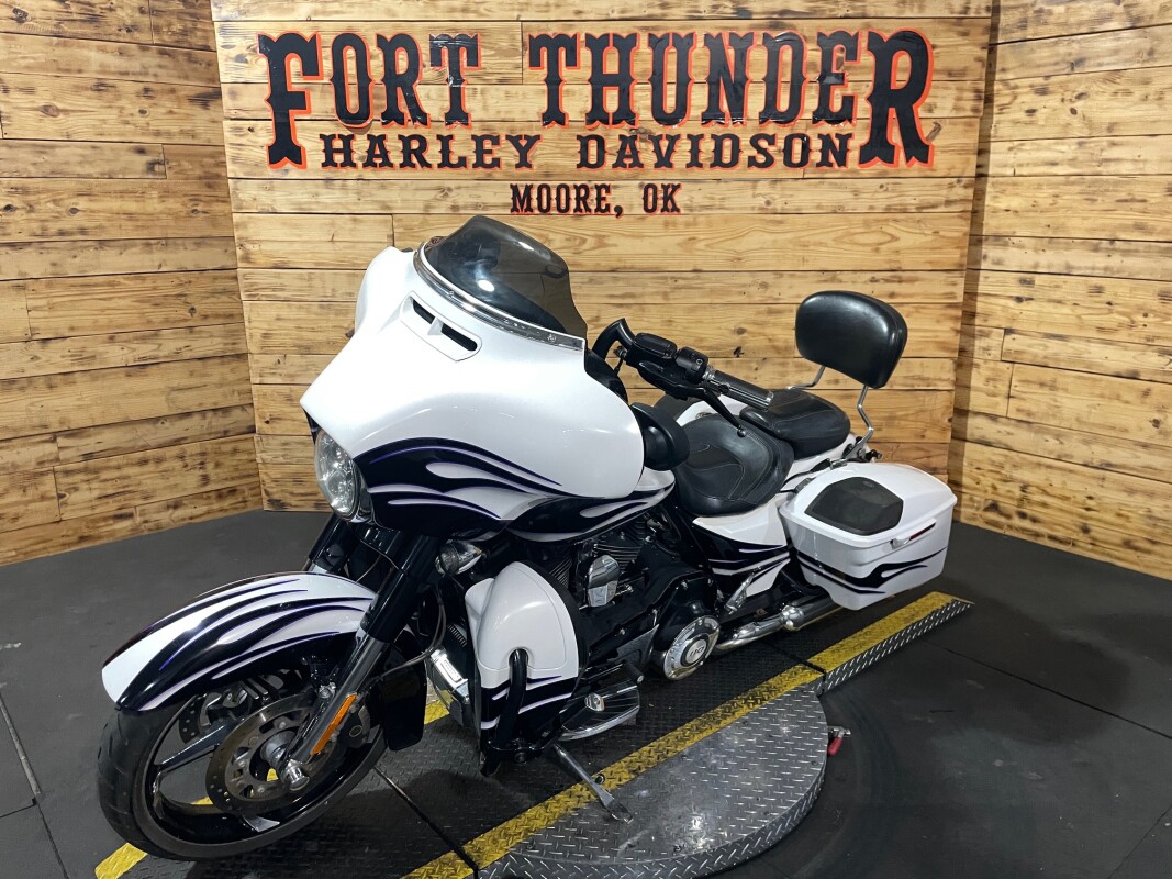 Harley-Davidson CVO Street Glide 2016 FLHXSE White Amethyst with Black Licorice Flames - Photo 7