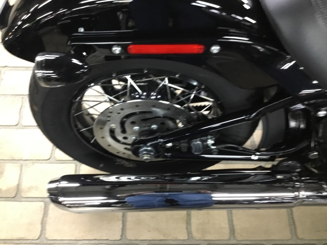2025 Harley-Davidson Street Bob Vivid Black w/Laced Wheels - Photo 4