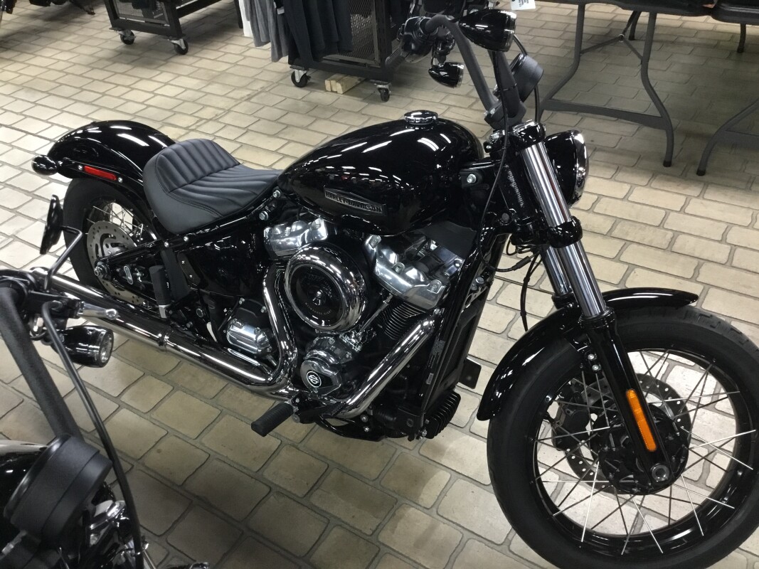 2025 Harley-Davidson Street Bob Vivid Black w/Laced Wheels