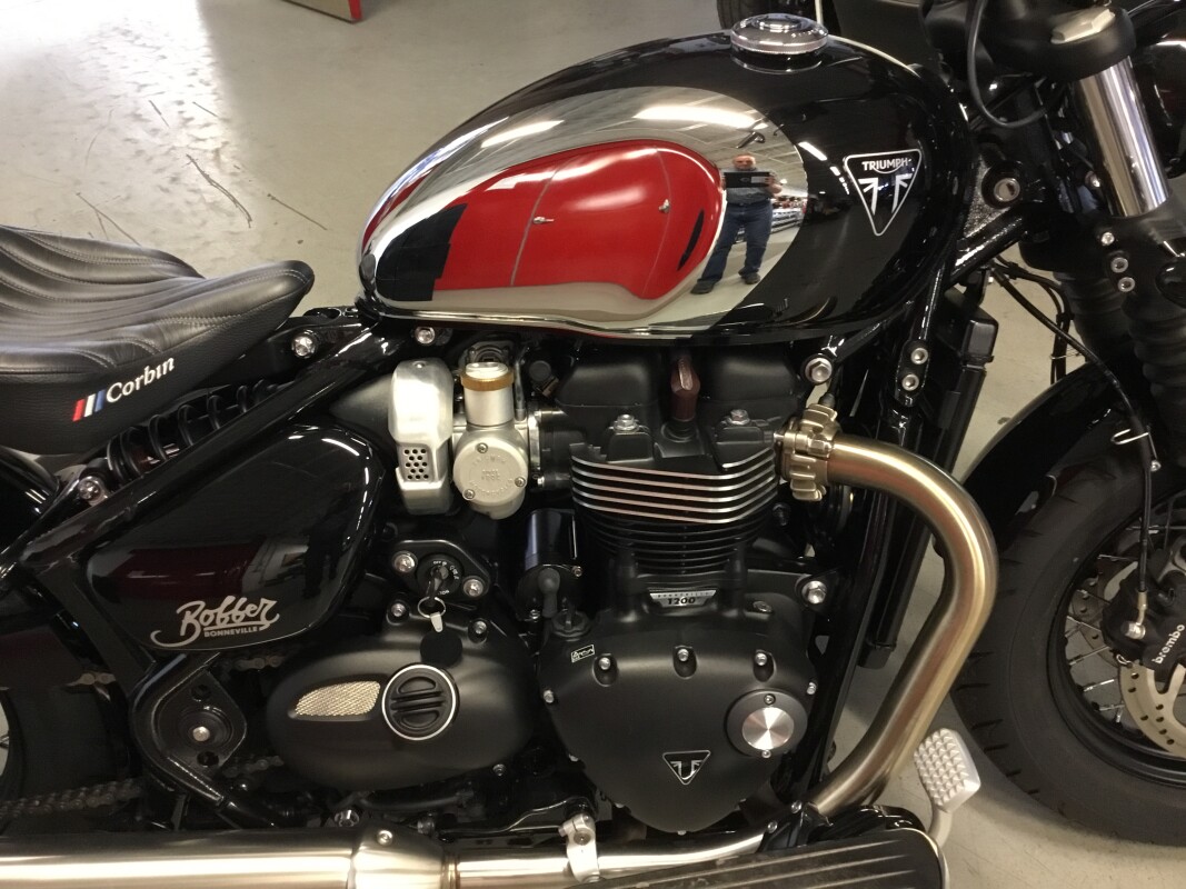 2023 Triumph Bonneville Bobber Chrome Edition Black - Photo 2