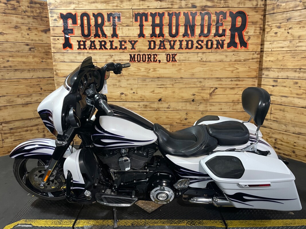Harley-Davidson CVO Street Glide 2016 FLHXSE White Amethyst with Black Licorice Flames - Photo 8