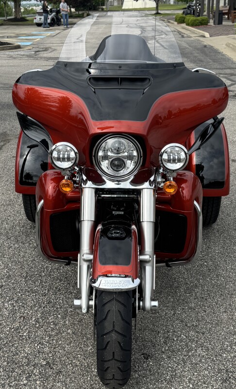 2025 Harley-Davidson Tri Glide Ultra FLHTCUTG WHISKY FIRE/BLK W/ PINSTRIP - Photo 2