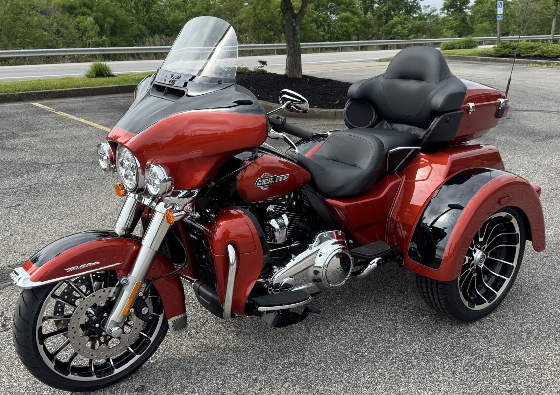 2025 Harley-Davidson Tri Glide Ultra FLHTCUTG WHISKY FIRE/BLK W/ PINSTRIP - Photo 9