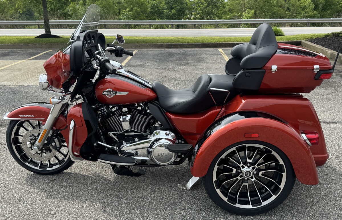 2025 Harley-Davidson Tri Glide Ultra FLHTCUTG WHISKY FIRE/BLK W/ PINSTRIP - Photo 3