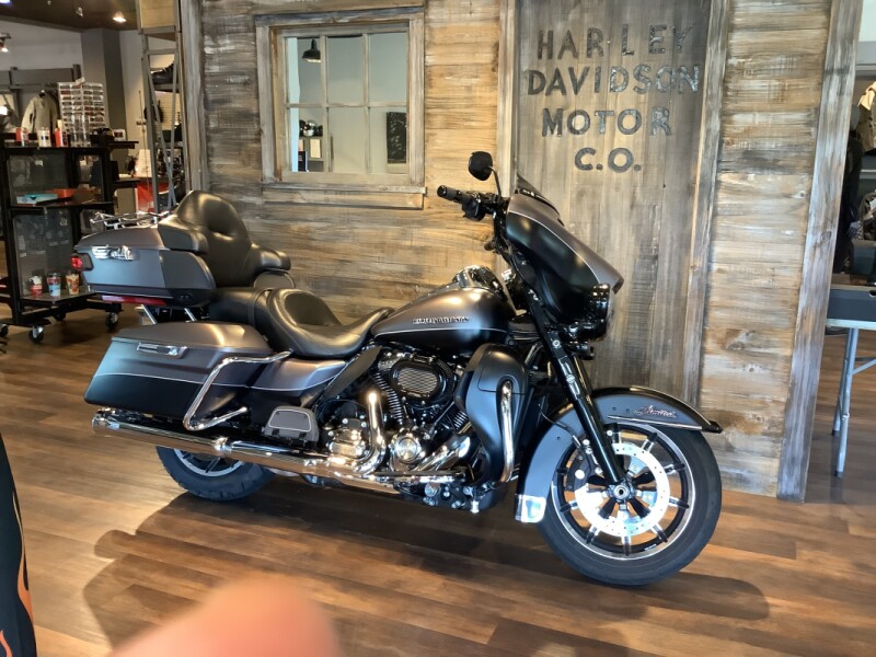 Harley-Davidson® Ultra Limited 2017 FLHTK U854-17 Two-Tone Charcoal Denim/Black Denim