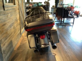 Harley-Davidson® Ultra Limited 2017 FLHTK U854-17 Two-Tone Charcoal Denim/Black Denim thumb 2