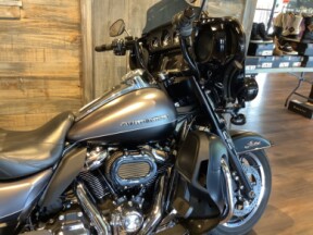 Harley-Davidson® Ultra Limited 2017 FLHTK U854-17 Two-Tone Charcoal Denim/Black Denim thumb 3