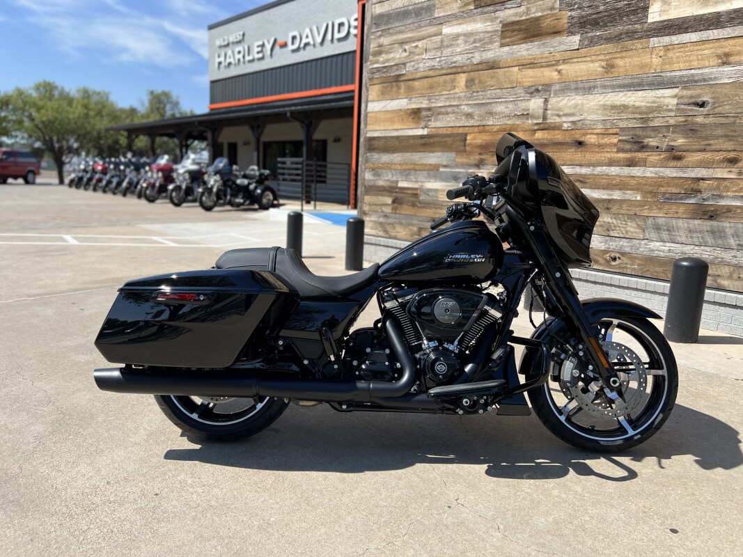 2025 Harley-Davidson Street Glide Vivid Black - Black Finish