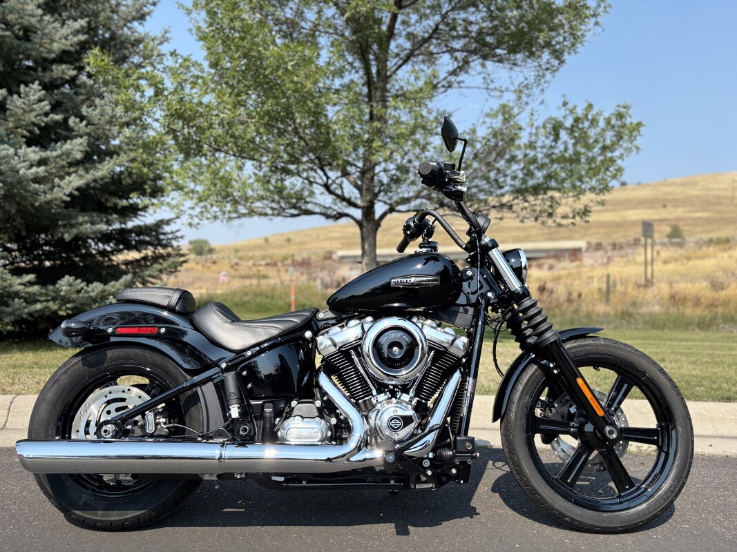 2025 Harley-Davidson Street Bob Vivid Black w/Cast Wheels