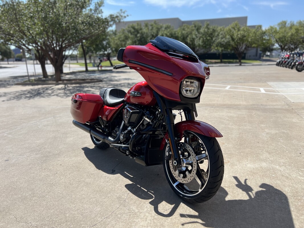 2025 Harley-Davidson Street Glide Brilliant Red - Black Finish - Photo 2