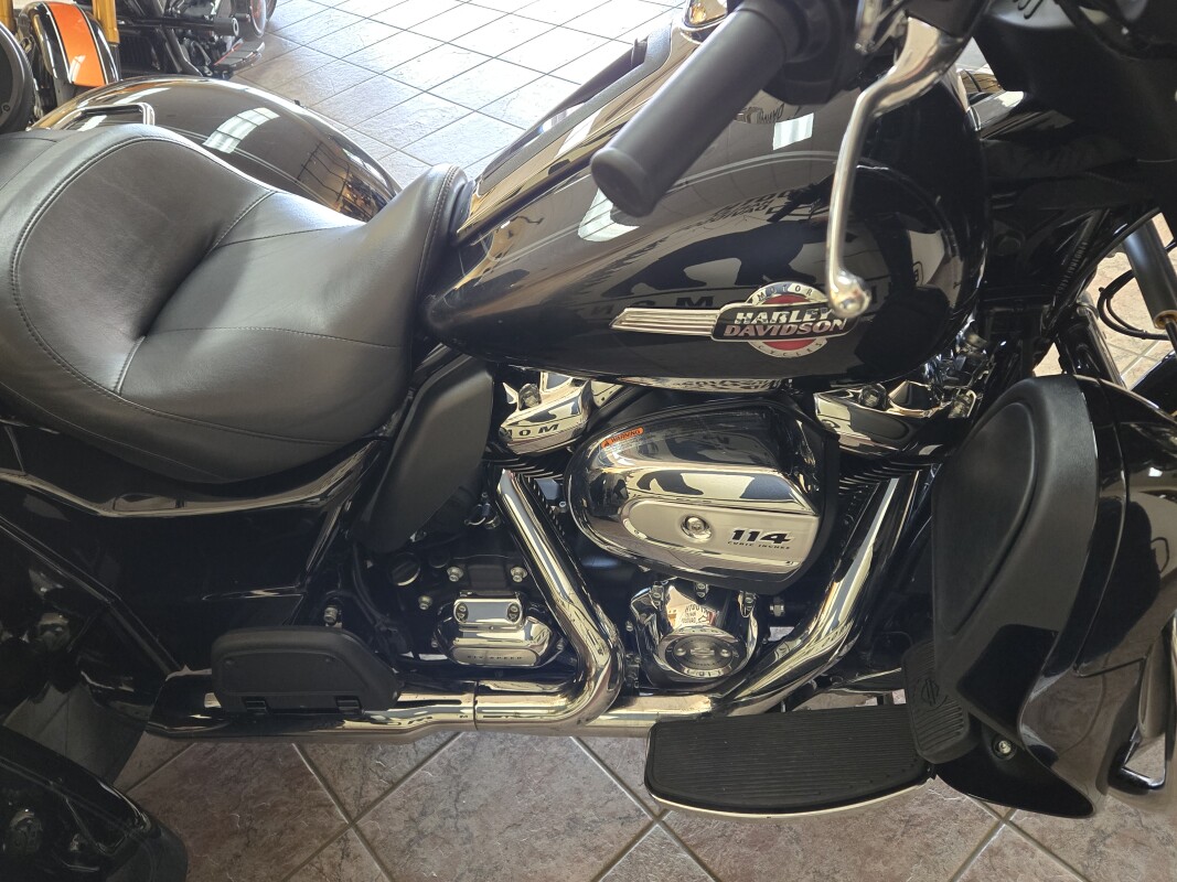 2024 Harley-Davidson Tri Glide Ultra Vivid Black - Photo 2
