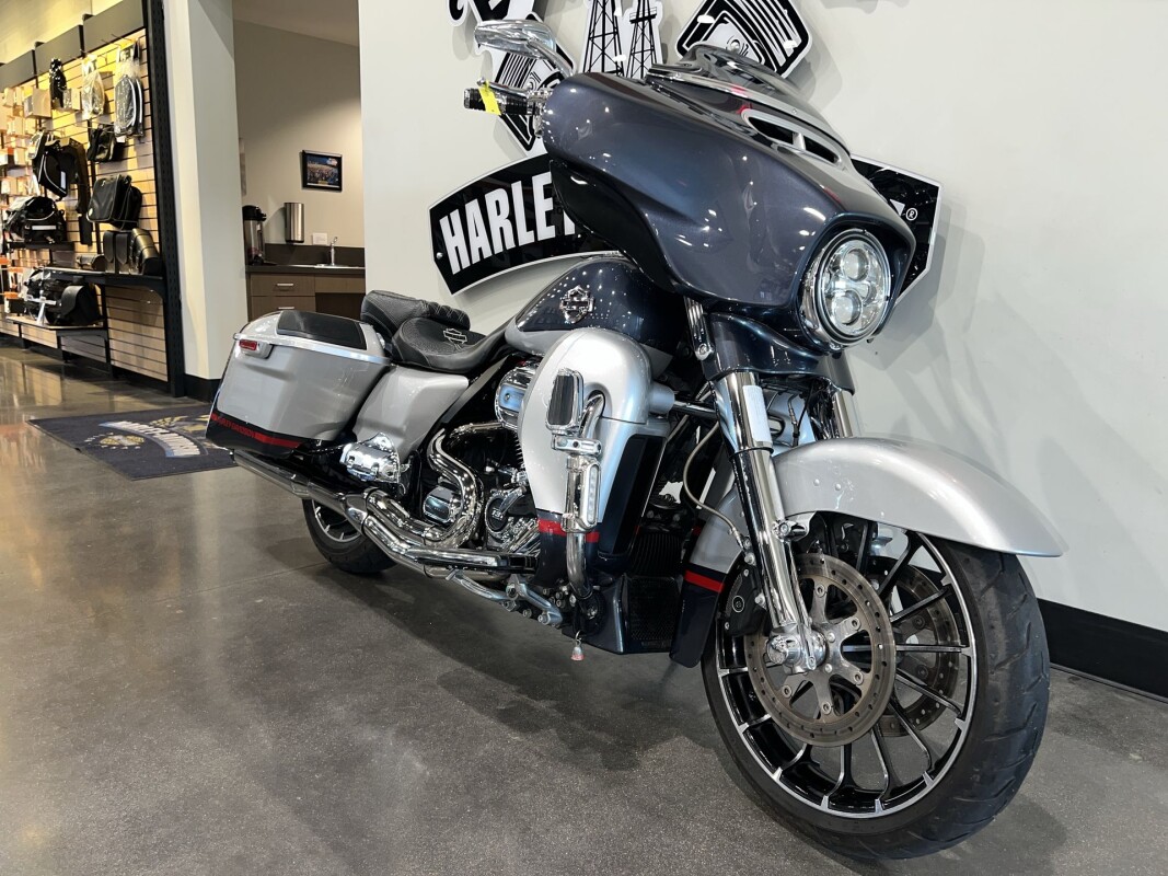 2019 Harley-Davidson CVO Street Glide FLHXSE - Photo 2
