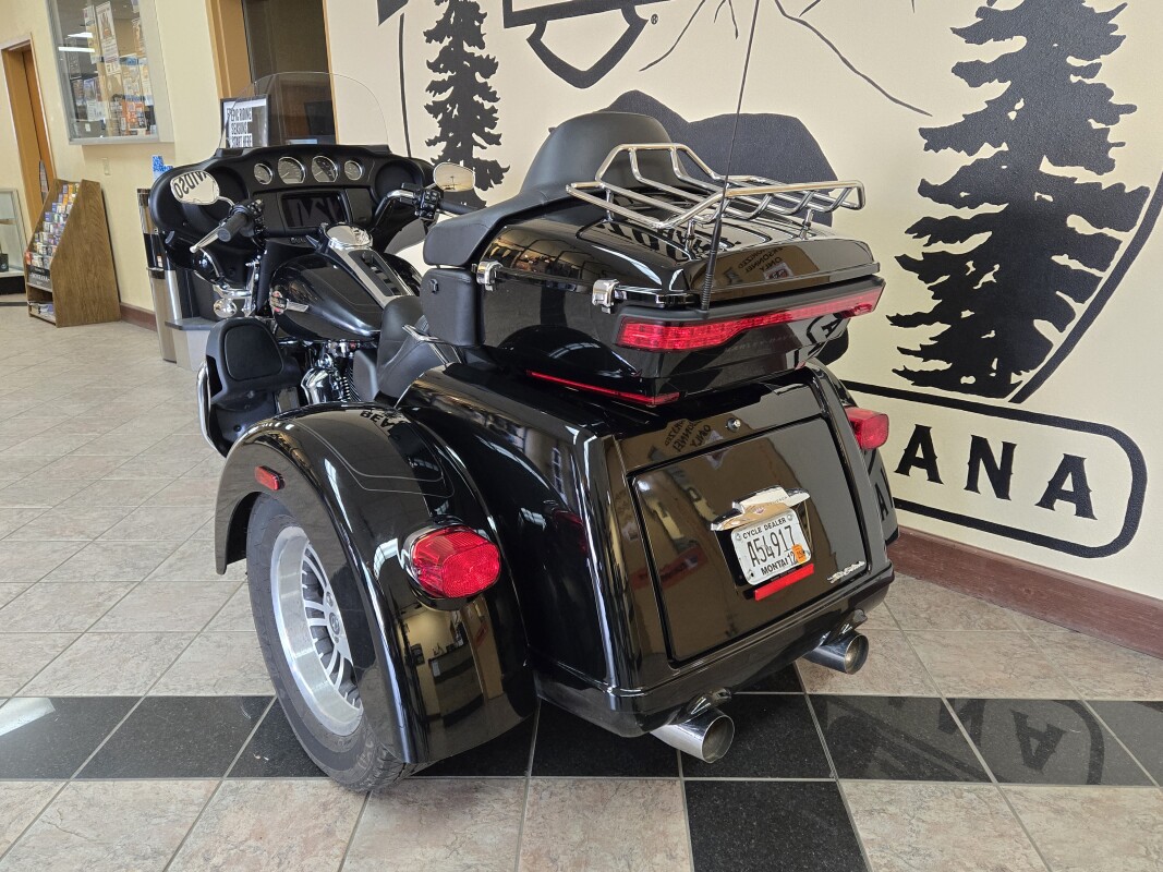 2024 Harley-Davidson Tri Glide Ultra Vivid Black - Photo 3