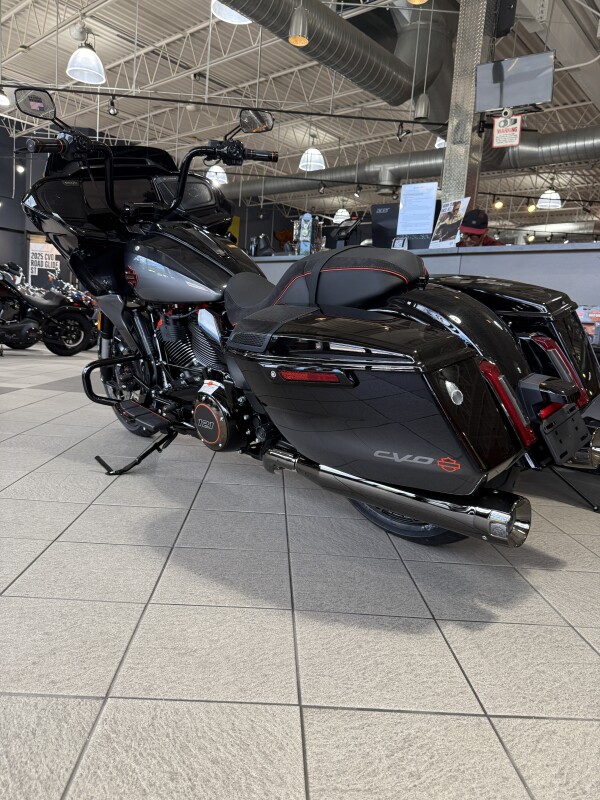 FLTRXSE 2025 CVO Road Glide - Photo 8