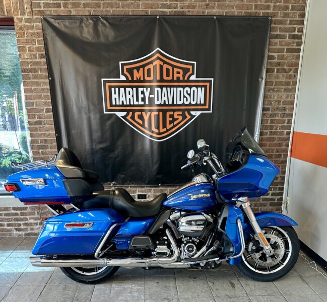 2017 Harley-Davidson® Road Glide® Ultra FLTRU Custom Colour Bonneville Blue/Fathom Blue