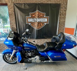 2017 Harley-Davidson® Road Glide® Ultra FLTRU Custom Colour Bonneville Blue/Fathom Blue thumb 0