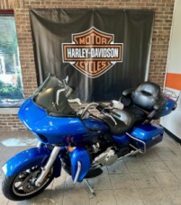 2017 Harley-Davidson® Road Glide® Ultra FLTRU Custom Colour Bonneville Blue/Fathom Blue thumb 2