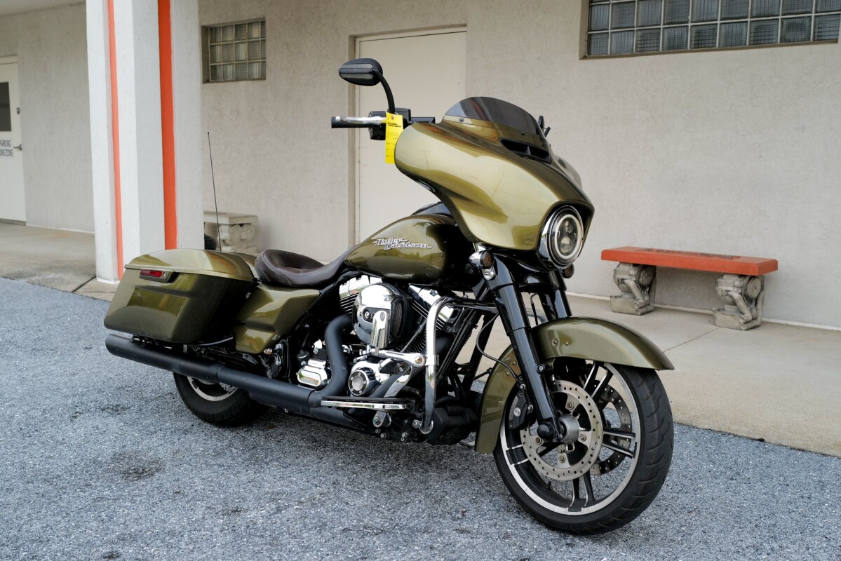 2016 Harley-Davidson Street Glide Olive Gold - Photo 2