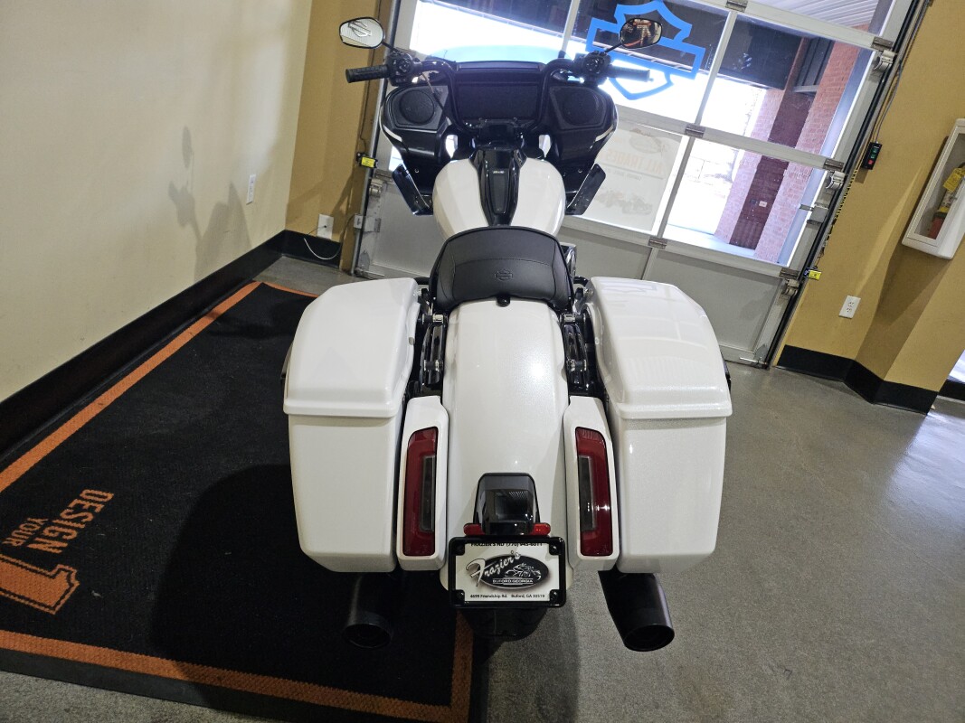 2025 Harley-Davidson Road Glide White Onyx Pearl - Black Finish - Photo 4