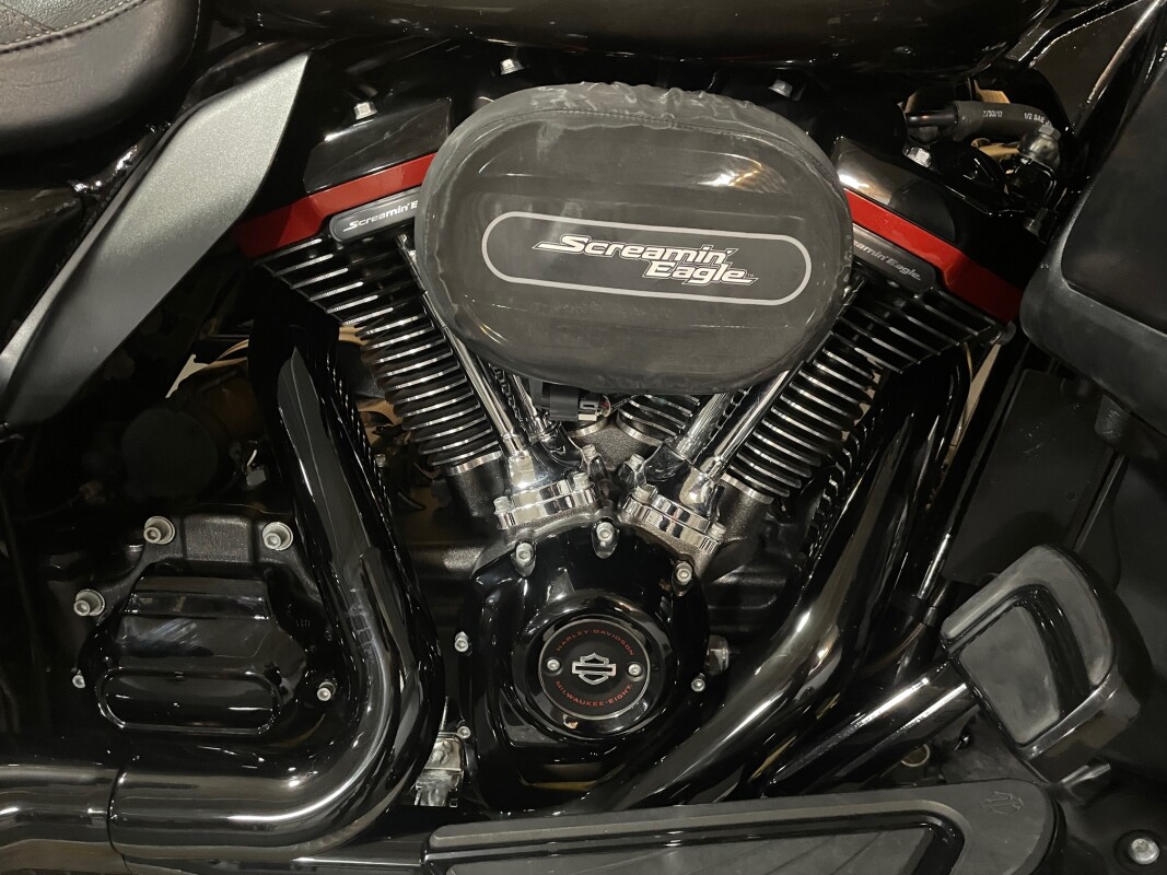 Harley-Davidson CVO Limited 2018 FLHTKSE Black Earth Fade - Photo 2