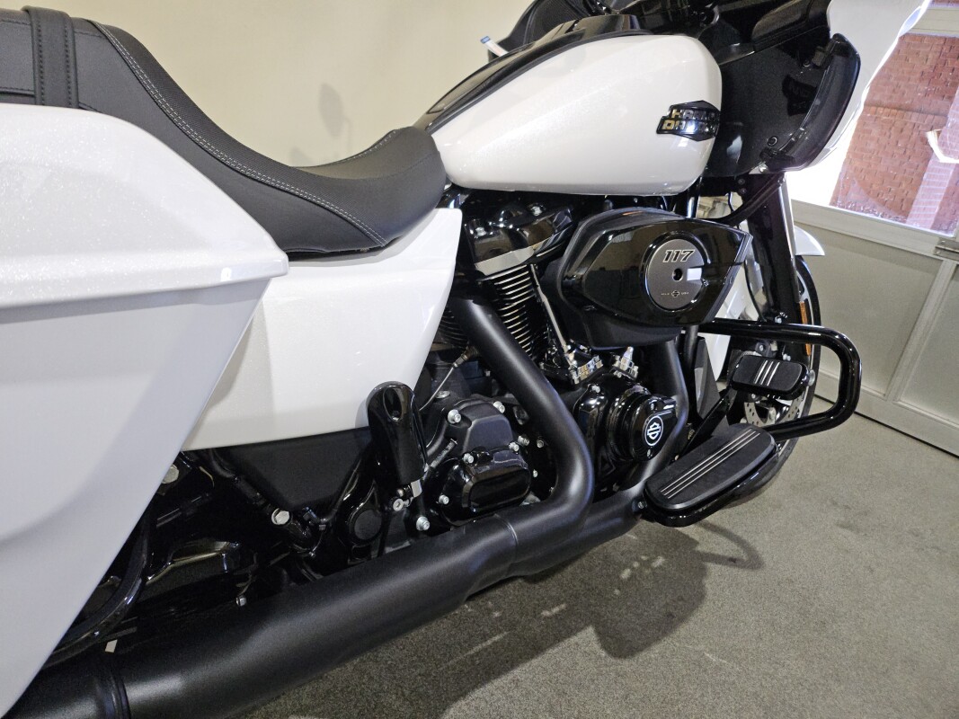 2025 Harley-Davidson Road Glide White Onyx Pearl - Black Finish - Photo 6