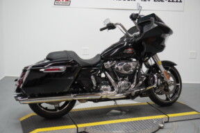 2024 Harley-Davidson® Road Glide® Vivid Black thumb 3