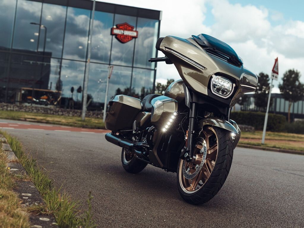 Harley-Davidson Street Glide – krachtige touringmotor met gestroomlijnde batwing-kuip en comfortabele zithouding.