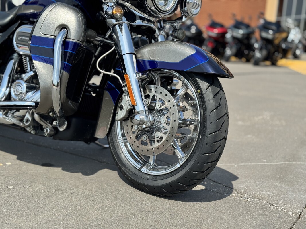 2017 Harley-Davidson CVO Limited FLHTKSE PAL SLV/PTM BLU 950310 - Photo 9