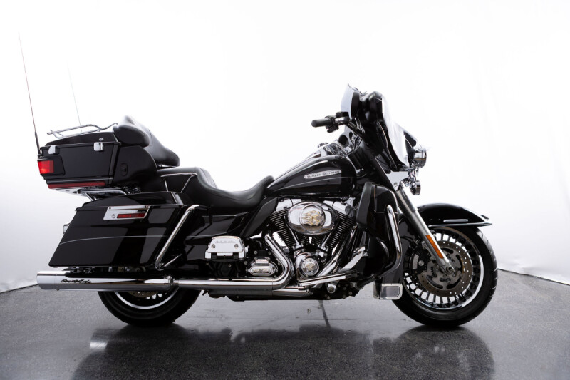 2011 Harley-Davidson<sup>®</sup> Electra Glide<sup>®</sup> Ultra Limited Vivid Black