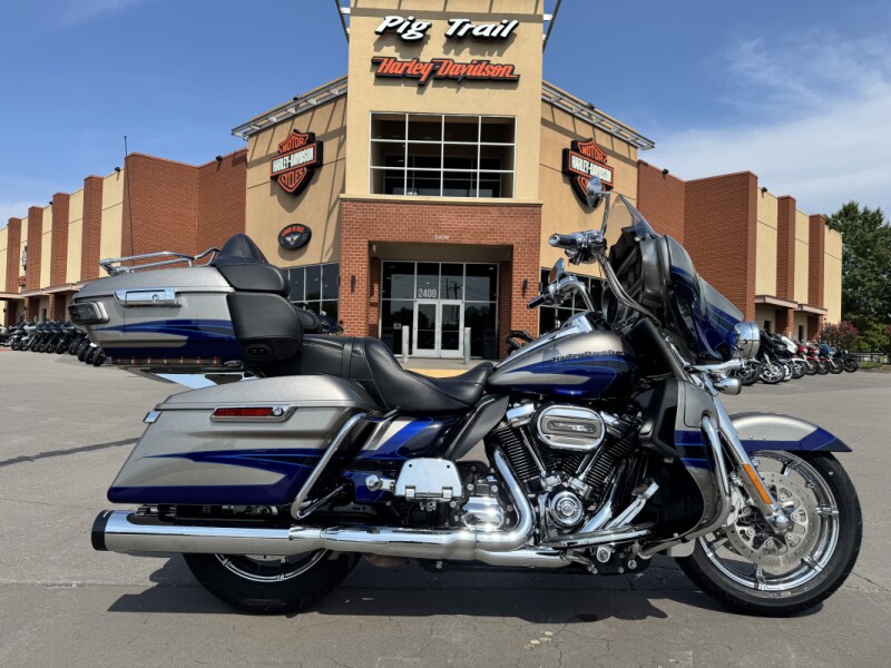 2017 Harley-Davidson® CVO™ Limited FLHTKSE PAL SLV/PTM BLU 950310