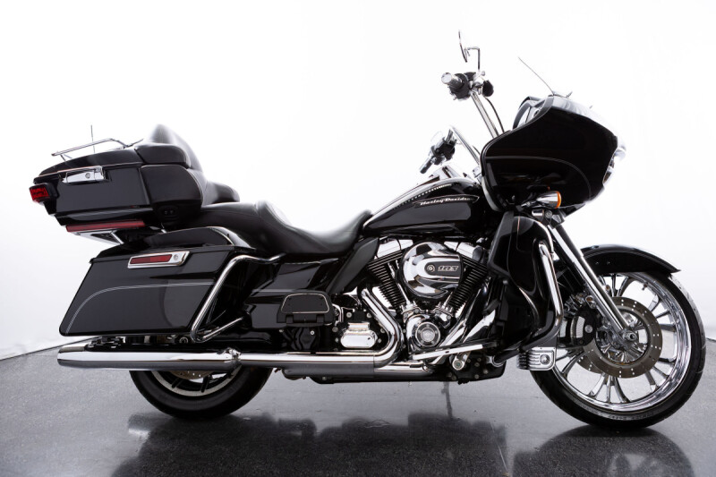 2016 Harley-Davidson<sup>®</sup> Road Glide<sup>®</sup> Ultra Vivid Black