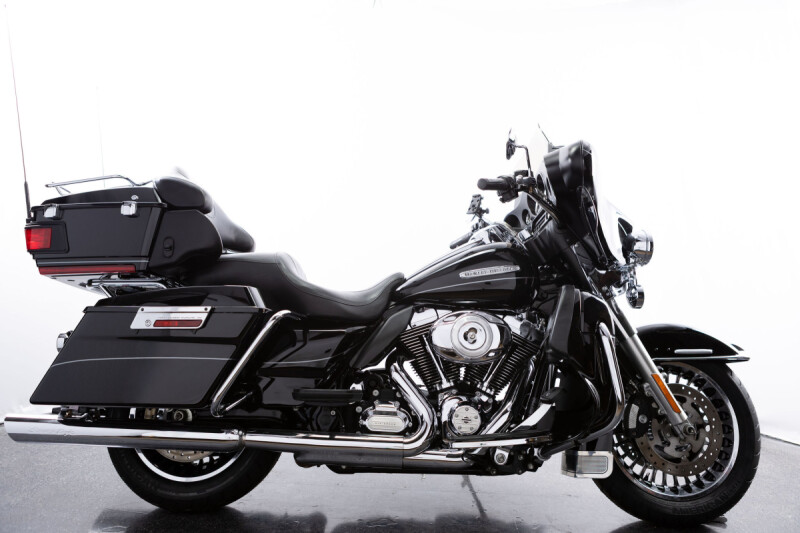 2013 Harley-Davidson<sup>®</sup> Electra Glide® Ultra Limited Vivid Black!!!IMPECCABBLE!!!