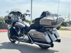 2017 Harley-Davidson® CVO™ Limited FLHTKSE PAL SLV/PTM BLU 950310 thumb 1