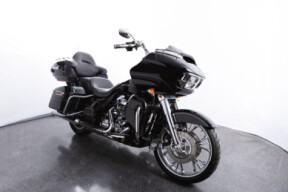 2016 Harley-Davidson<sup>®</sup> Road Glide<sup>®</sup> Ultra Vivid Black thumb 3