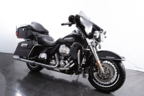 2011 Harley-Davidson<sup>®</sup> Electra Glide<sup>®</sup> Ultra Limited Vivid Black thumb 3