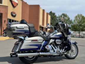2017 Harley-Davidson® CVO™ Limited FLHTKSE PAL SLV/PTM BLU 950310 thumb 2