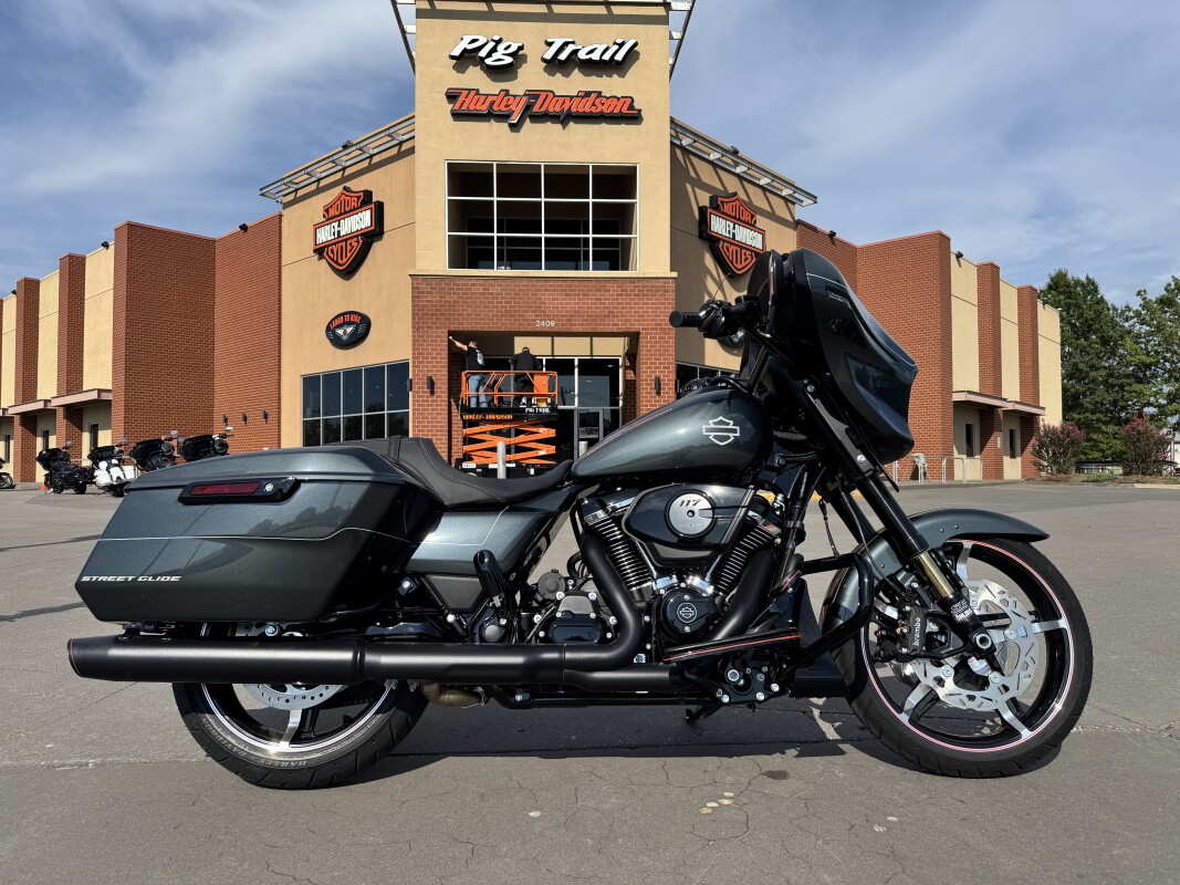 2025 Harley-Davidson Street Glide FLHX w/ El Roy Pinstripes 608226