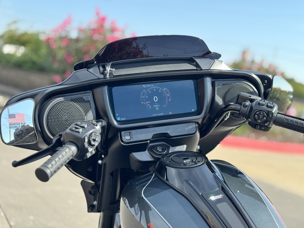 2025 Harley-Davidson Street Glide FLHX w/ El Roy Pinstripes 608226 - Photo 10