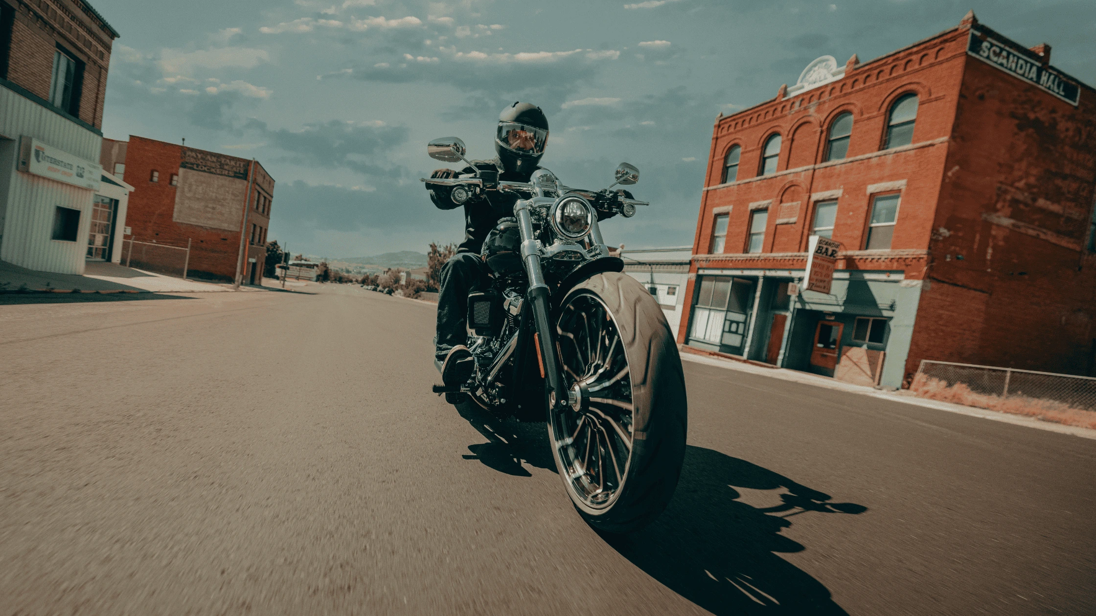2025 Harley-Davidson® Breakout® photographed in West Palm Beach, emphasizing its stretched frame and performance-focused build.
