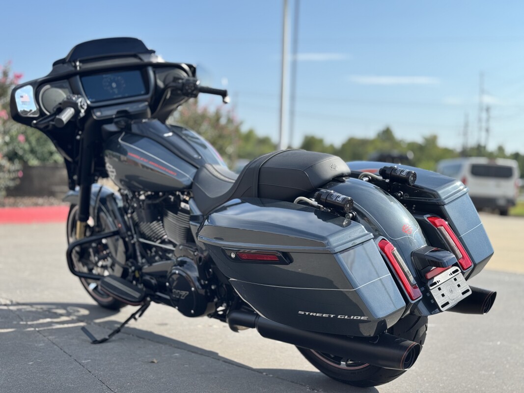 2025 Harley-Davidson Street Glide FLHX w/ El Roy Pinstripes 608226 - Photo 7