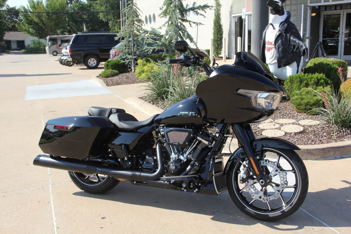 2025 Harley-Davidson Road Glide Vivid Black - Black Finish - Photo 4