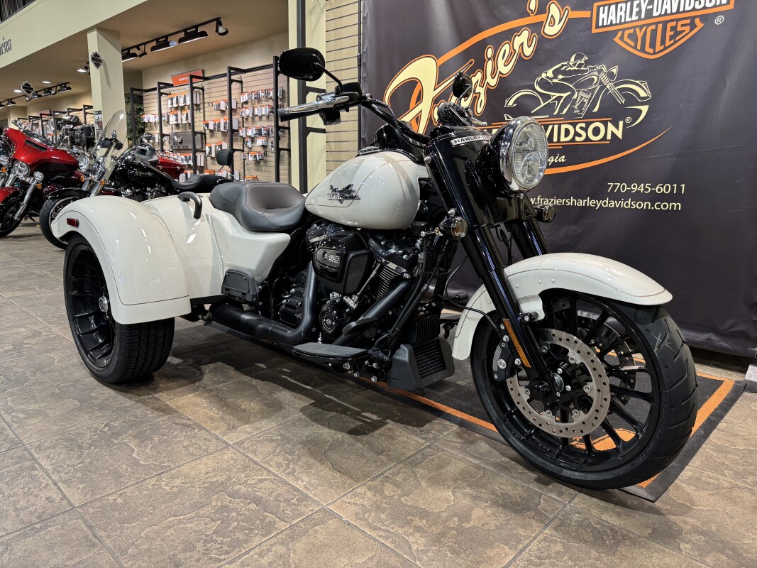2023 Harley-Davidson Freewheeler White Sand Pearl - Photo 2