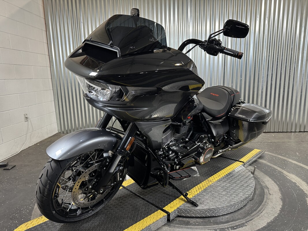 2025 Harley-Davidson CVO Road Glide Raven Fade - Photo 4