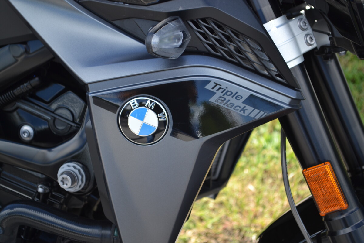 2025 BMW Motorrad F 900 R Triple Black - Photo 3