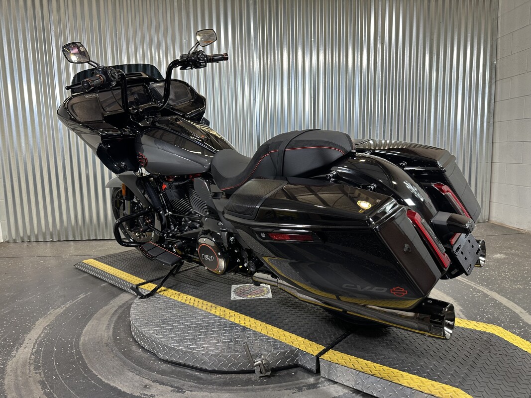 2025 Harley-Davidson CVO Road Glide Raven Fade - Photo 6